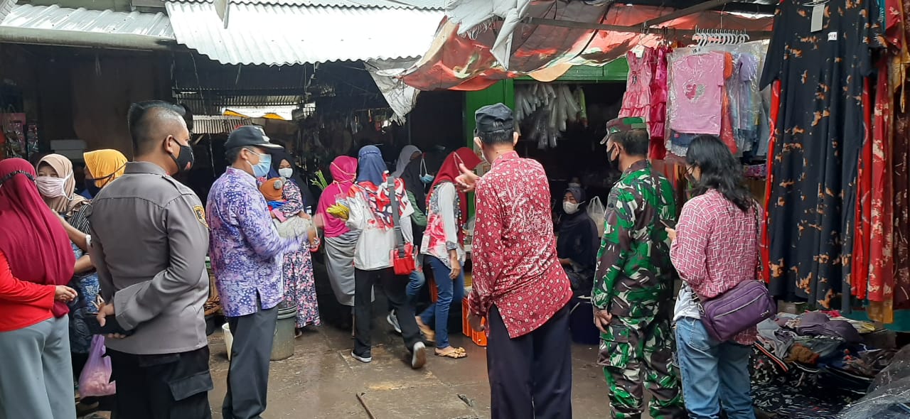 PENGAWASAN PROTOKOL KESEHATAN DAN PEMBAGIAN MASKER OLEH FORKOMPINCAM LASEM DI PASAR INDUK< LASEM/font>