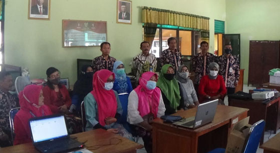 MENGIKUTI ZOOM METTING HARI KARTINI
