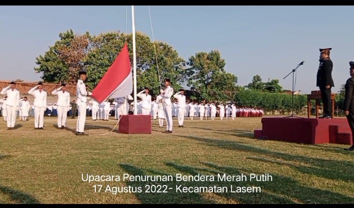 UPACARA PENURUNAN BENDERA MERAH PUTIH HUT KEMERDEKAAN RI KE 77